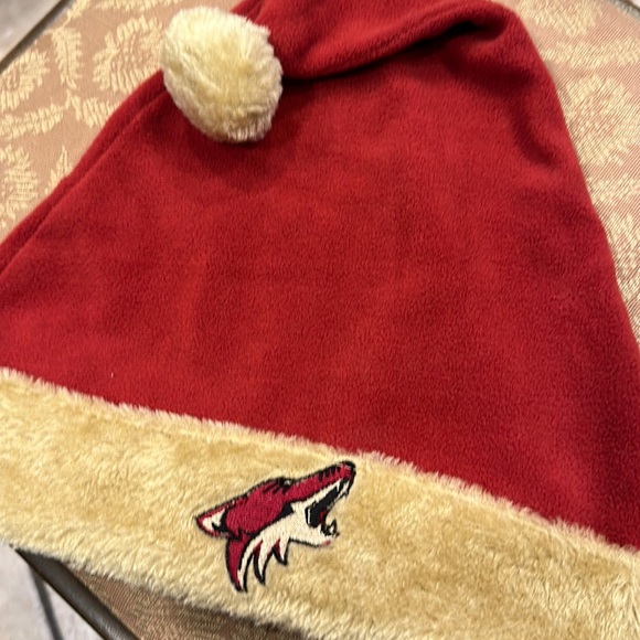 NWOT Unisex AZ Coyotes Santa Hat - Picture 4 of 4